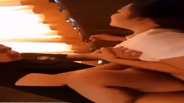 Chú bảo vệ nứng quá đè nhân viên ra địt